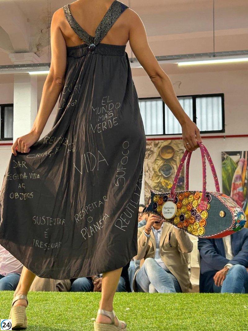 El desfile en la Plaza del Mercado de Plasencia culmina la Feria Resotex de moda sostenible hispano-portuguesa.