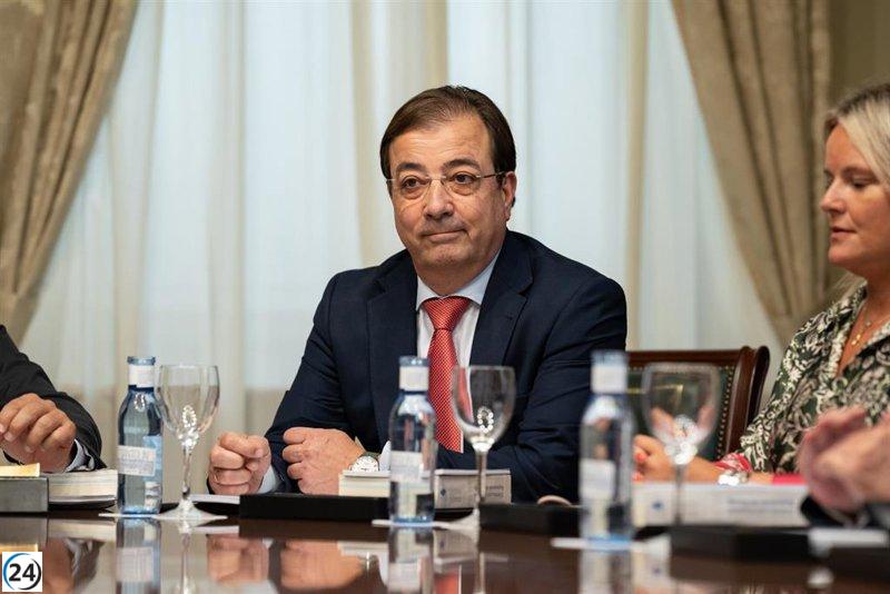 Pedro Sánchez asiste al funeral de Guillermo Fernández Vara en Olivenza este lunes.