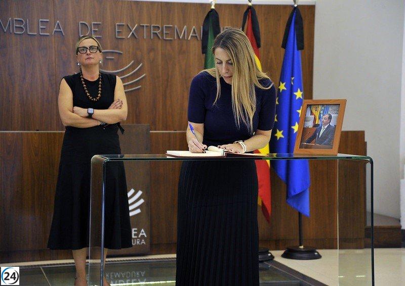 La Asamblea de Extremadura rinde homenaje a Guillermo Fernández Vara con un libro de condolencias.