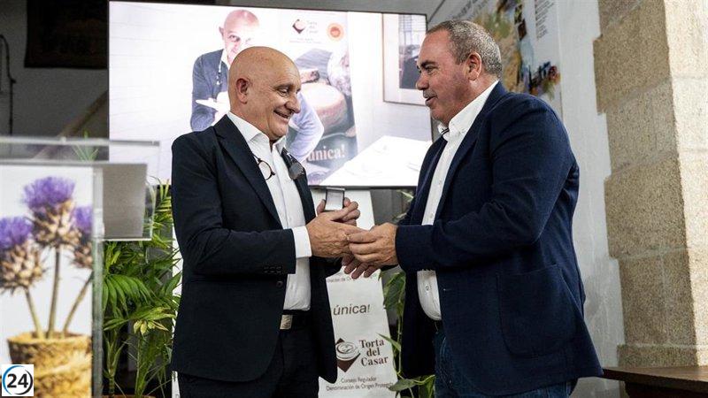 Toño Pérez, reconocido como 'Embajador de la Torta del Casar'.