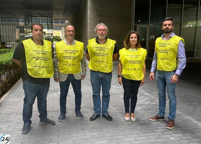 Sindicatos de profesores exigen la renuncia de la consejera de Educación por falta de acuerdo salarial.