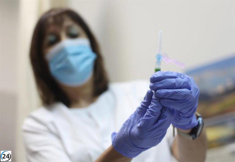 El SES extiende una semana la vacunación nocturna sin cita para gripe y Covid-19 en Extremadura.