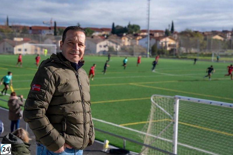 Fernández Calle (Vox) asiste al partido de su hijo durante la jornada de reflexión del 21D con familiares y amigos.