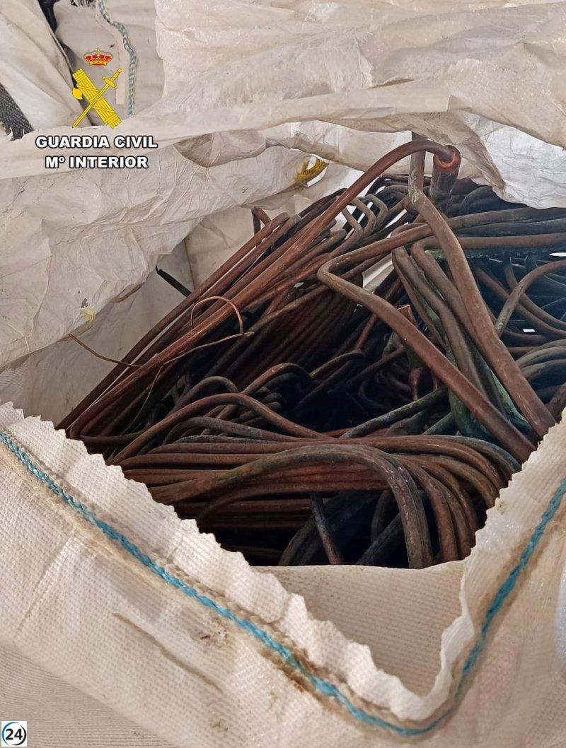 Tres arrestados y ocho bajo investigación por el robo de 2.700 kilos de cobre en Lobón, Badajoz.