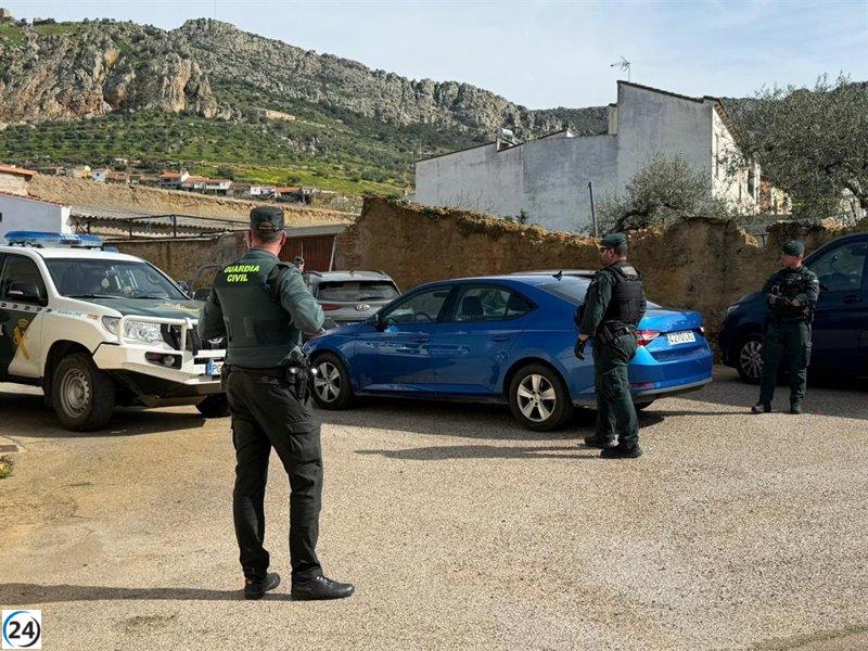 La UCO mantiene sus investigaciones en la finca de los arrestados en Hornachos.