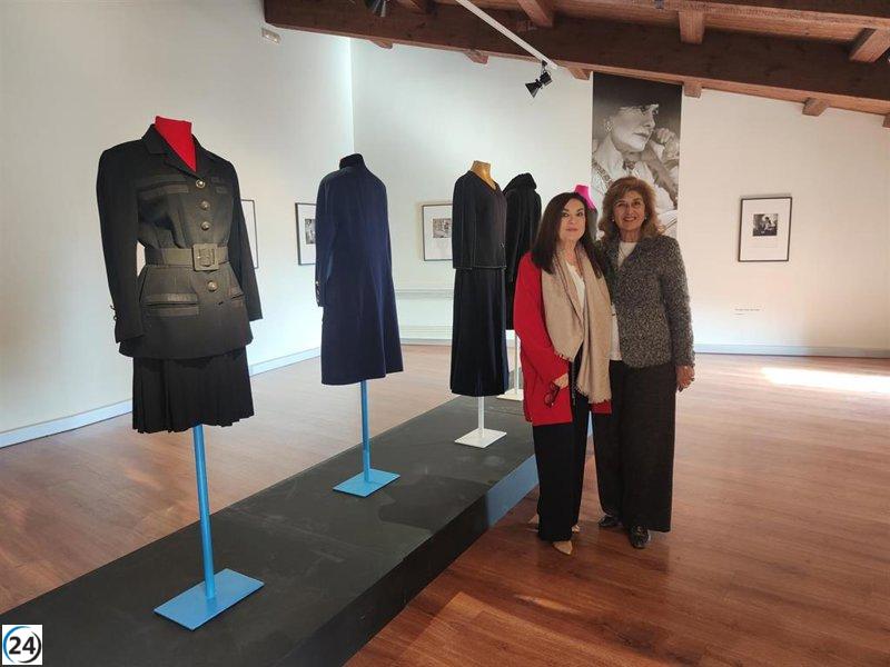 Exhibición de diseños auténticos de Coco Chanel en la Fundación Mercedes Calles de Cáceres, acompañada de obras de artistas cercanos.