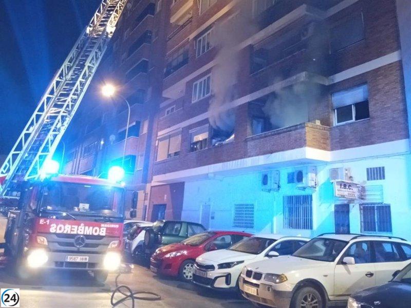 Desalojo en Badajoz tras incendio en un edificio residencial.