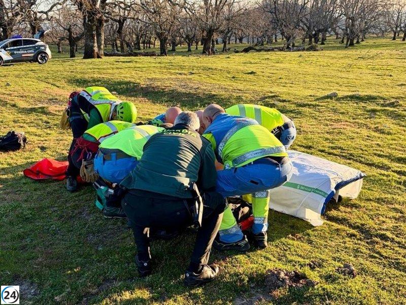Guardia Civil socorre a parapentista en un paraje de difícil acceso en Cabezabellosa, Cáceres.