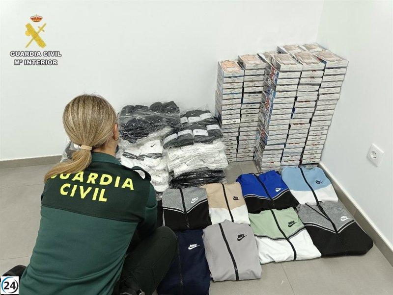 Detenido un hombre en Coria por posesión de 800 prendas de ropa falsificadas.