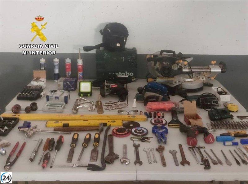 Dos ladrones arrestados por varios robos en viviendas y coches en Moraleja.