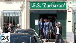 Pedro Sánchez visita institución educativa en Navalmoral de la Mata y concede entrevista en la radio.