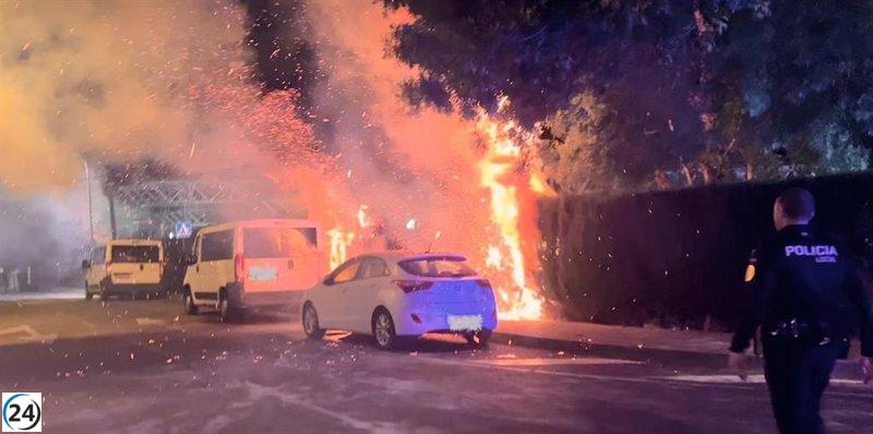 Solicitan colaboración ciudadana para encontrar responsable de incendio que afectó vehículos en Plasencia.