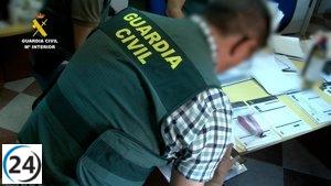 Cinco arrestados y 26 bajo investigación por suplantar etiquetas de limpieza en vehículos de transporte animal.