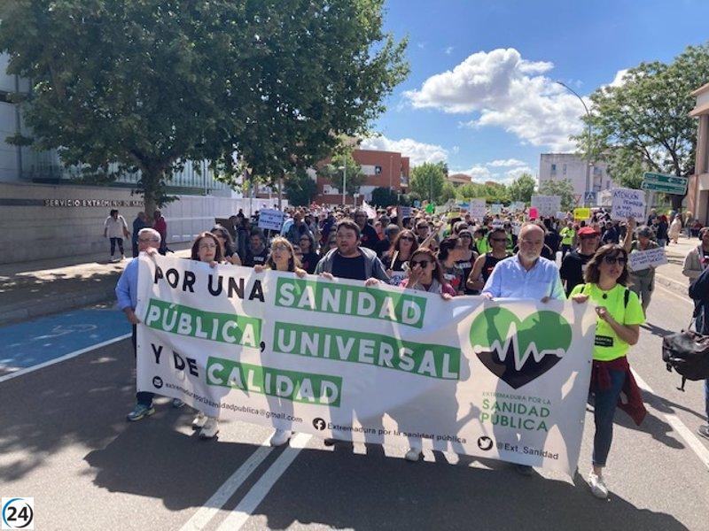 Centenares de personas protestan por sanidad pública en Mérida.