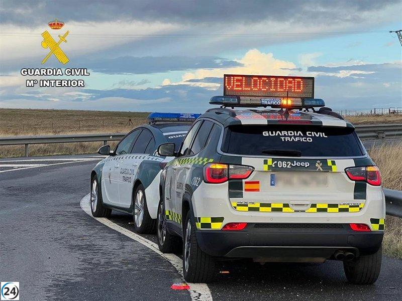 Mujer investigada por exceder ampliamente el límite de velocidad en vía cercana a Cáceres.