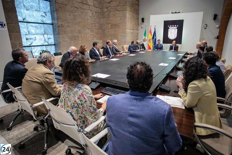 Representantes del sector industrial se reúnen en Mérida con el presidente de la Junta y el ministro de Industria.
