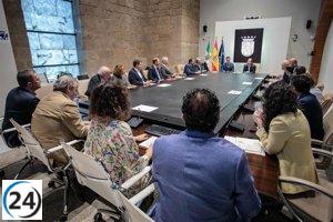 Representantes del sector industrial se reúnen en Mérida con el presidente de la Junta y el ministro de Industria.