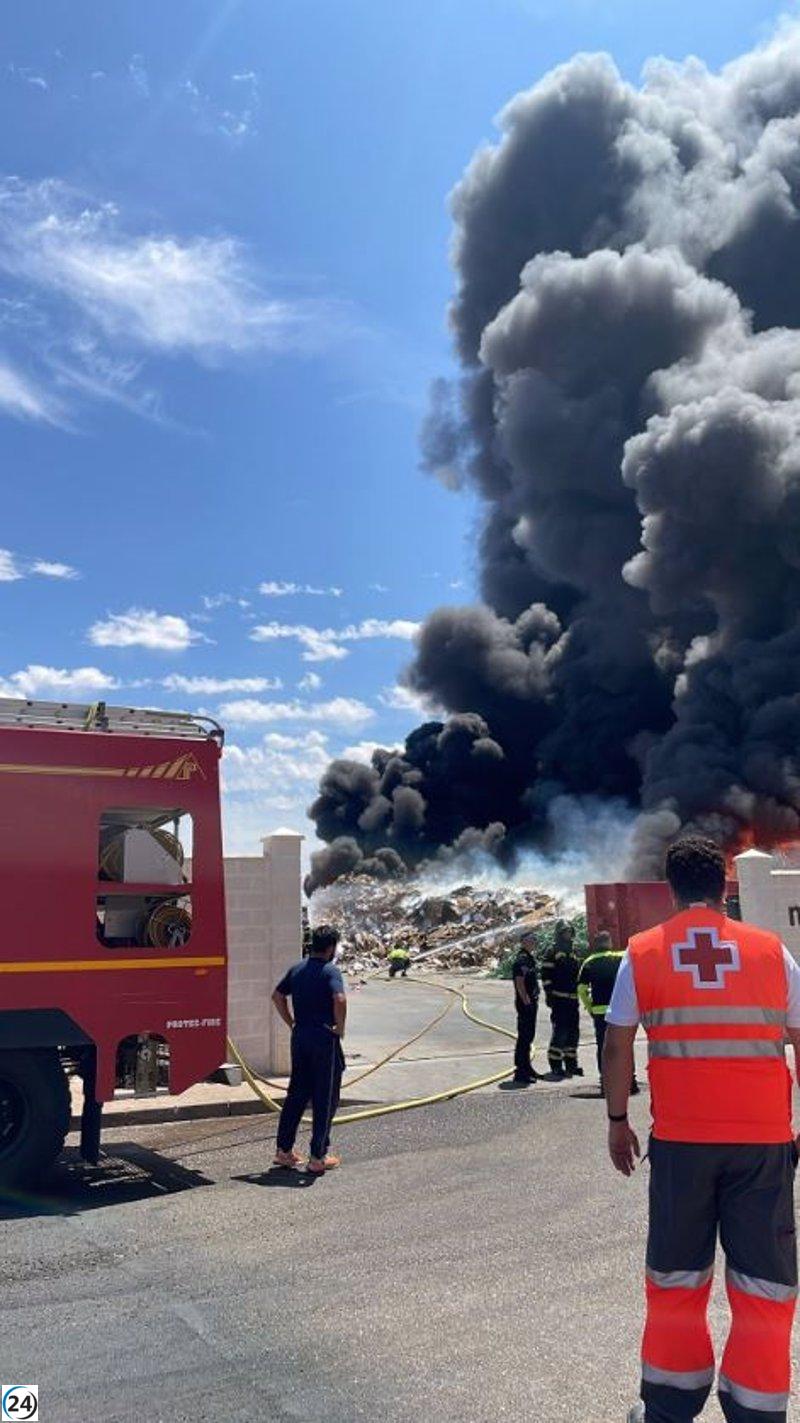 Apagado el fuego en fábrica de reciclaje en Almendralejo, siete lesionados sin gravedad.