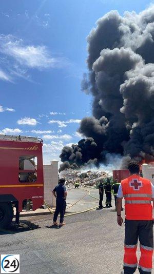 Apagado el fuego en fábrica de reciclaje en Almendralejo, siete lesionados sin gravedad.