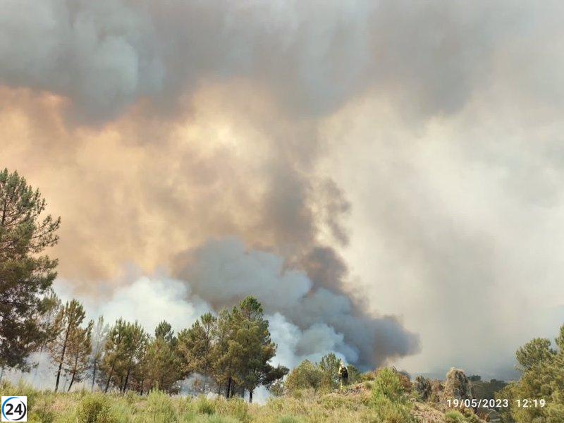 Evacuación de vecinos de Ovejuela por incendio en Las Hurdes.