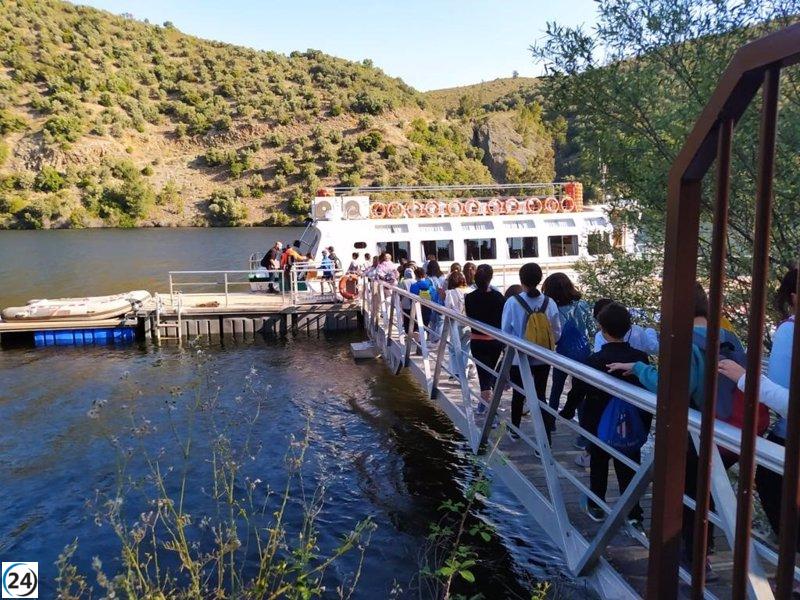 Escolares de la Reserva de la Biosfera aprenden sobre los recursos del río desde el Barco Balcón del Tajo en siete colegios.