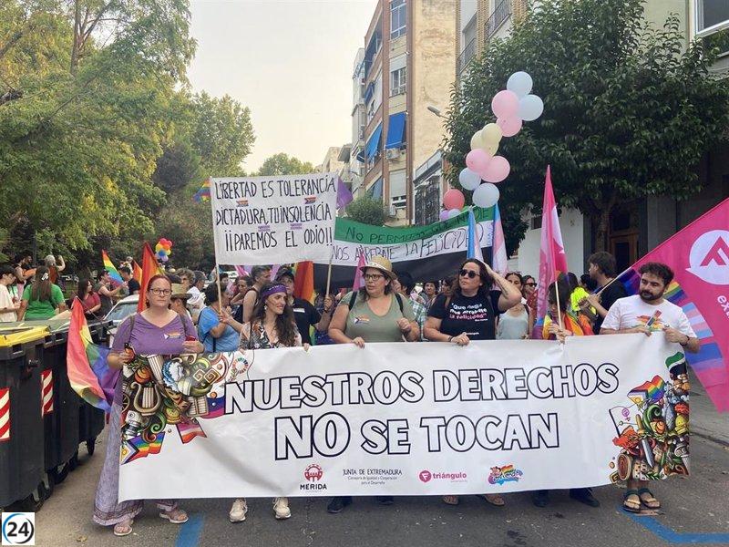 Multitud marcha en Mérida en defensa de los derechos del colectivo LGTBI.