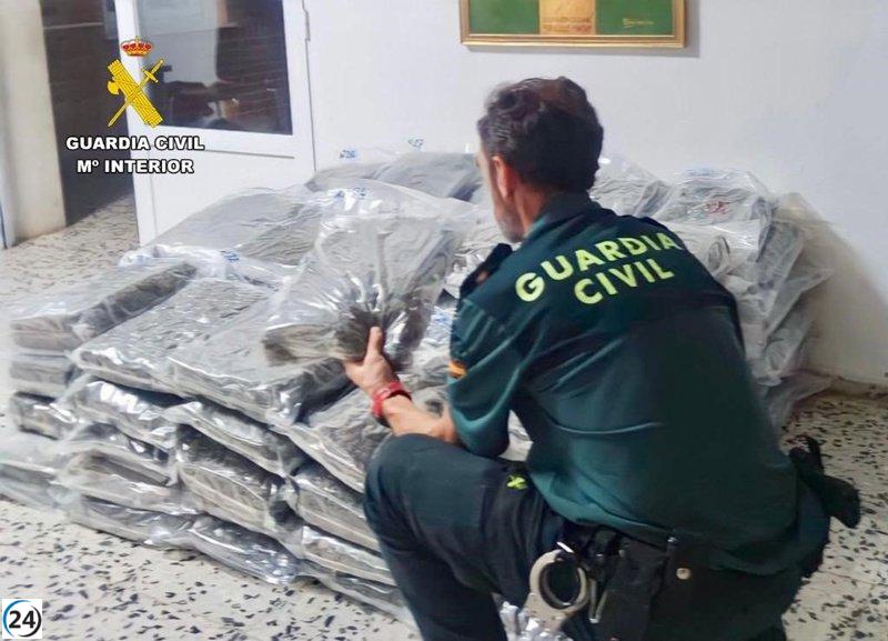 La Guardia Civil incauta 94 kilos de marihuana en accidente en la A-5 cerca de Trujillo.
