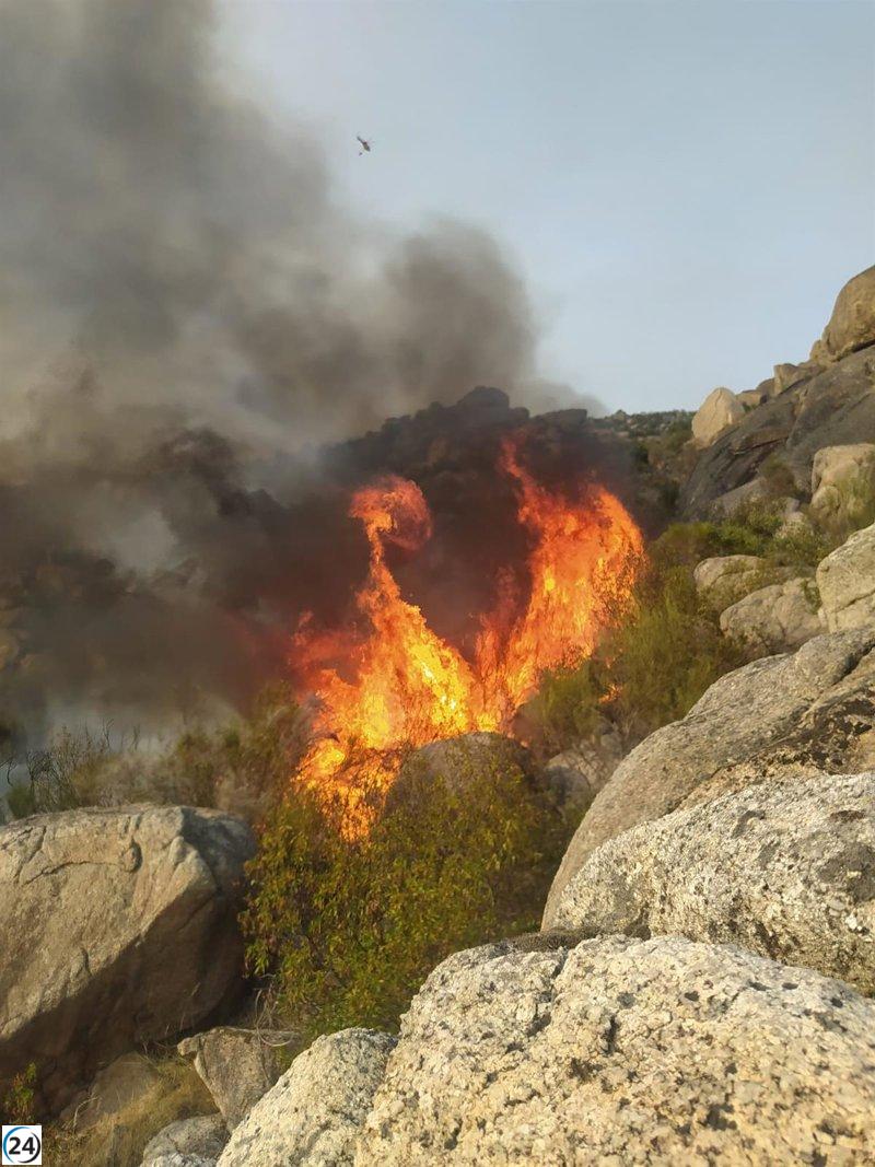El incendio en Valencia de Alcántara sigue activo tras reavivarse durante la noche.