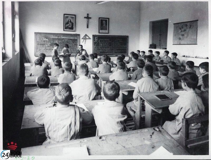 Las fotos del Plan Badajoz acaparan el doc. del mes en archivo provincial de la diputación.