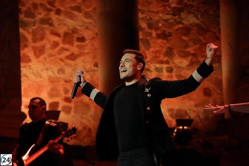 Carlos Rivera repasa su trayectoria con su público en el Teatro Romano de Mérida en un