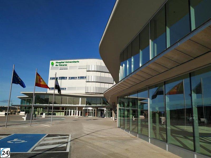 Grave herido tras colisión de coche y moto en Alcántara.