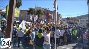 Multitudinaria protesta en Villanueva de la Sierra contra irregularidades en la compra de aceituna