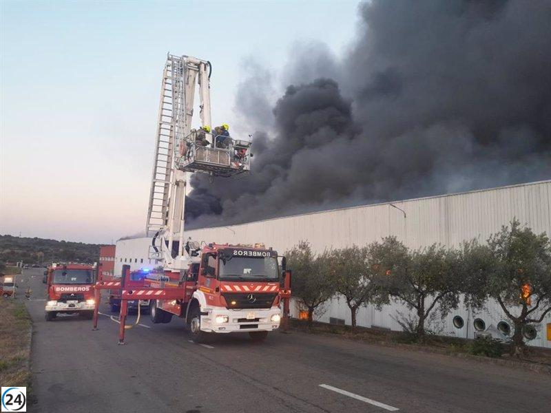 Jefe de la Diputación de Cáceres inspecciona las instalaciones de Acenorca en Montehermoso dañadas por incendio.