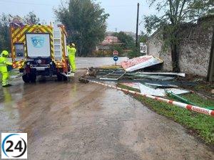 Bomberos intervienen en Montánchez y Navalmoral durante la borrasca: desalojo de colegio y rescate en coche.