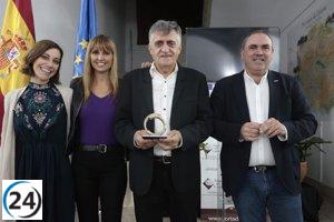 'El Gran Wyoming' recibe el premio Torta del Casar en representación de 'El Intermedio' por su destacada promoción del queso