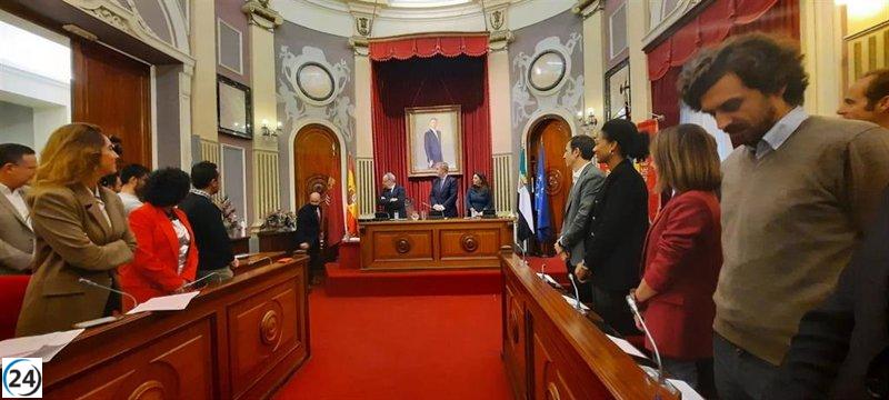 Badajoz se enorgullece de su nueva bandera oficial: un carmesí símbolo de valentía y tradición, adornada con elementos emblemáticos como el león, la columna y el río.
