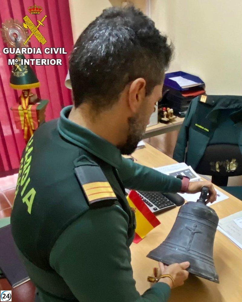 La campana robada en Puebla del Prior encontrada en un centro de residuos en Mérida.