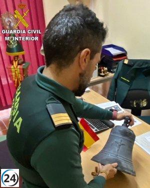 La campana robada en Puebla del Prior encontrada en un centro de residuos en Mérida.