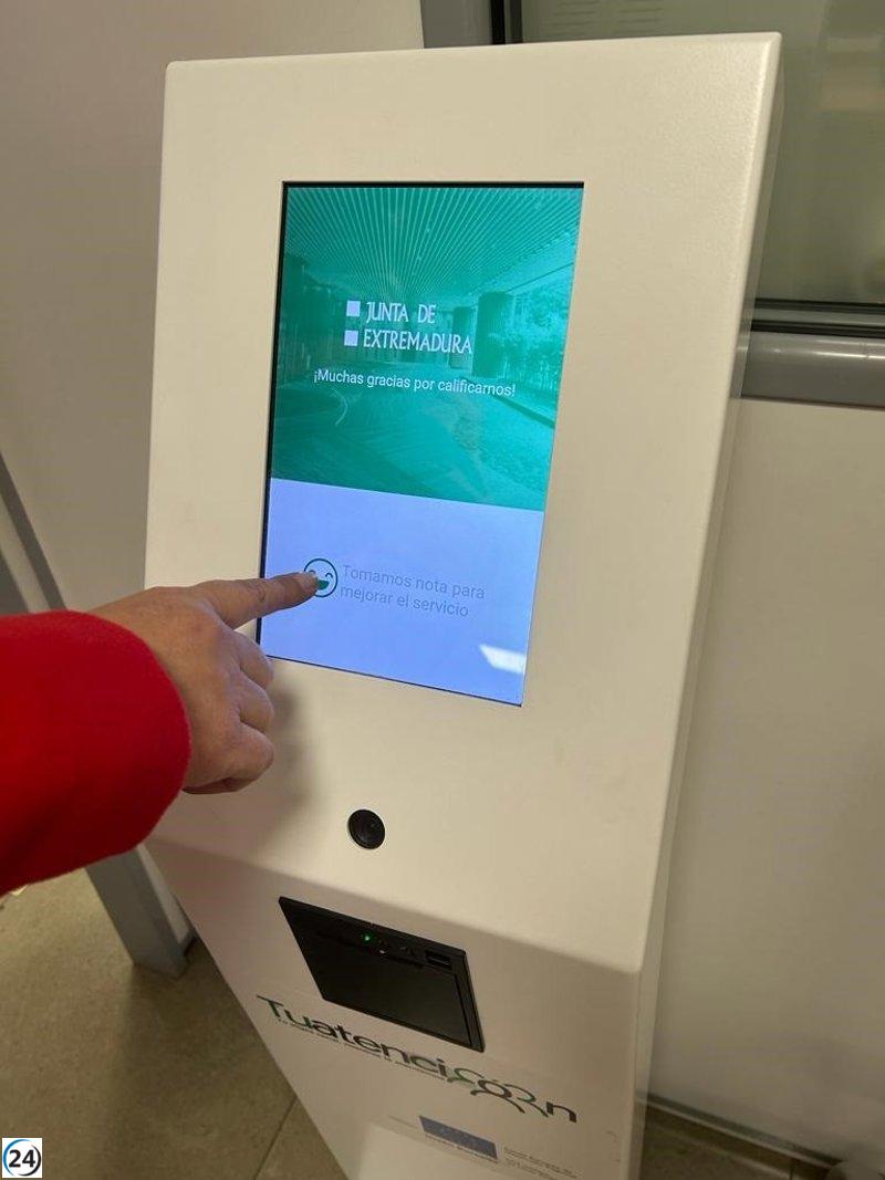 Los extremeños pueden evaluar la calidad de los servicios fiscales con tótems de satisfacción.