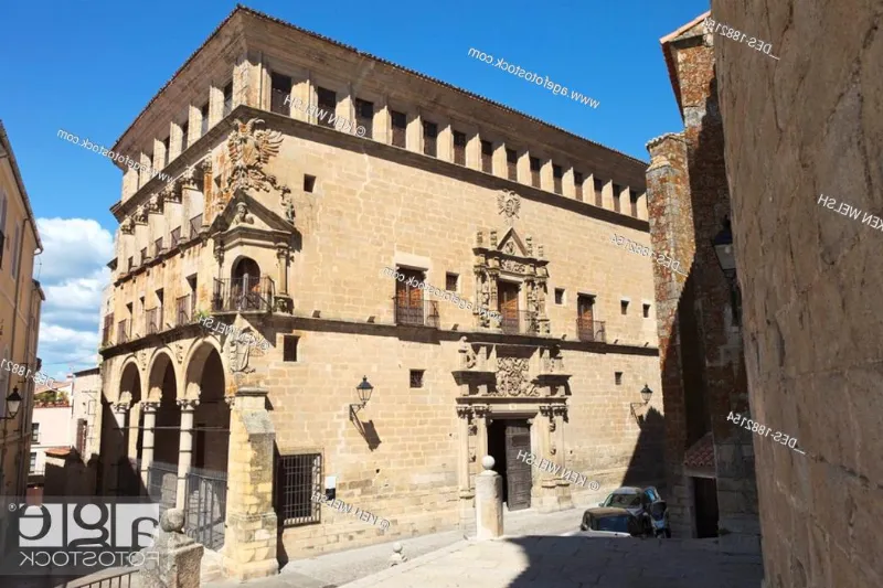 La regia historia del Palacio de los Duques de San Carlos de Cáceres